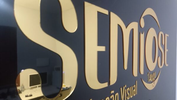 Placa de SInalização em ACM - letras Alto relevo 3D 2 de acrílico espelho dourado